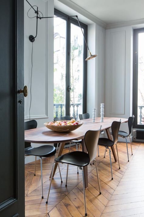 Souria and Pierre’s home – marianne evennou Minimalistic Dining Room, Dining Room Traditional, Wallpaper Dining Room, Wallpaper Dining, Dining Room Accent Wall, Dining Room Industrial, Black Chairs, Dining Room Design Modern, Traditional Dining Rooms