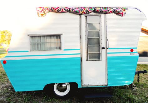 LittleThings.com : This Vintage 1962 Camper Strikes The Perfect Balance Between Classic And Modern -- Made by Schiebout, this vintage 1962 camper might look like a classic from the outside, but the inside is the epitome of modern tiny-house living. Vintage Campers For Sale, Tin Can Tourist, Unique Sinks, Mint Green Walls, Tiny House Swoon, Classic Campers, Old Campers, Tiny Trailers, Global Home