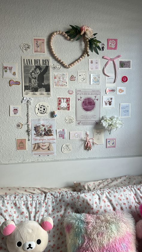 Wall Decor Kawaii, Cute Wall Collage, Wall Inspo Bedroom, Room Picture Wall, Cute Aesthetic Rooms, Room Collage, Chambre Inspo, Coquette Room, Cute Diy Room Decor