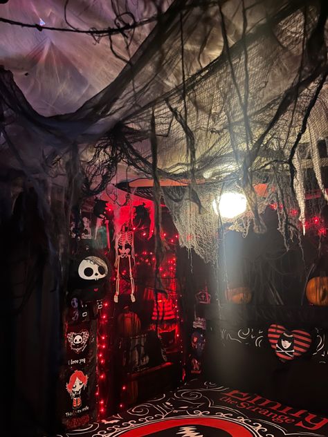 Mall Goth Room Decor, Vampire Goth Bedroom, Vampire Room Decor, Vampire Room Aesthetic, Black And Red Room, Room Ideas Goth, Alt Bedroom Ideas, Horror Bedroom Ideas, Horror Themed Bedroom