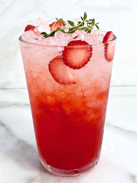 Strawberry Ade Minuman Strawberry, Strawberry Lemonade Aesthetic, Ade Recipe, Strawberry Summer Drinks, Korean Drinks Recipe, Pudding Banana Bread, Strawberry Cider, Squash Drink, Bananas Recipes