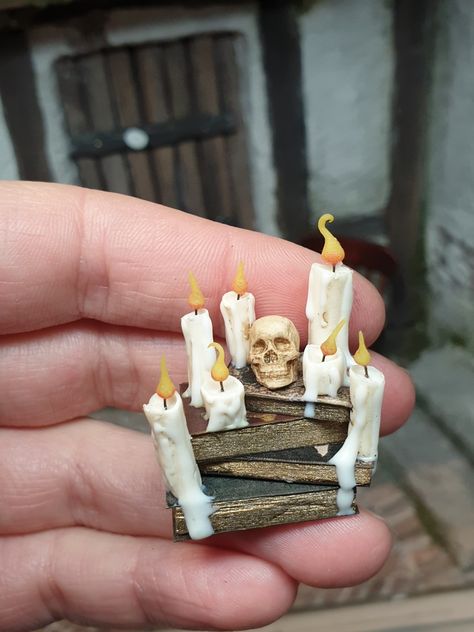 Ideas For Living Room Decor, Decoration Nails, Home Decor For Bedroom, Dnd Crafts, Dollhouse Halloween, Decorative Wallpaper, Decorating Bedroom, Halloween Clay, Haunted Dollhouse