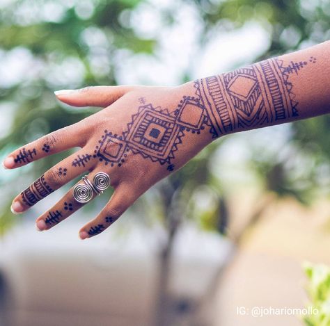 Henna Swahili Kenya Fulani Tattoo, Ethiopian Henna Design, African Henna Designs, African Henna, Traditional Hand Tattoo, Bohemian Tattoo, African Tattoo, Henna Ideas, Beautiful Henna Designs