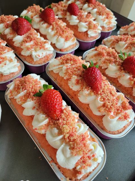 Deserts To Sale, Tin Cake Ideas, Packing Baked Goods Packaging Ideas, Mini Aluminum Cakes, Mini Cakes In Loaf Pans, Mini Strawberry Cakes, Mini Tres Leches Cake Cups, Mini Tray Cakes Ideas, Tres Leches Cake Mini