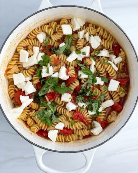 Food Dolls, Quick Pasta Recipes, Quick Pasta, Fusilli Pasta, Caprese Pasta, One Pot Pasta Recipes, Pasta Ingredients, Vegetarian Pasta, One Pot Pasta