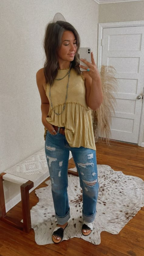 Western Outfit With Sandals, Mom Jean Western Outfit, Western Easter Outfits For Women, Southern Mom Style, Southern Mama Style, Western Mama Outfits, Western Mom Jeans Outfit, Western Casual Dresses, Southern Boutique Outfits