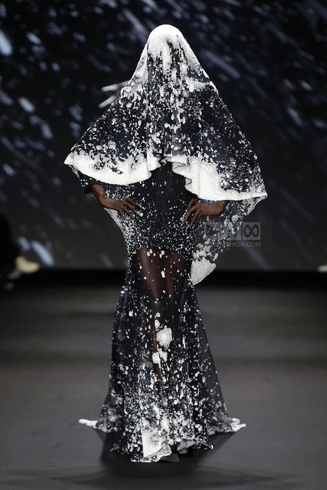 Robert Wun Couture Fall Winter 2024 Paris – NOWFASHION Robert Wun Couture, Avant Garde Fashion Couture, Winter 2024 Fashion, Robert Wun, Fashion Week Schedule, Paris Fashion Week Runway, Paris Couture, Fashion Friday, Christian Dior Couture