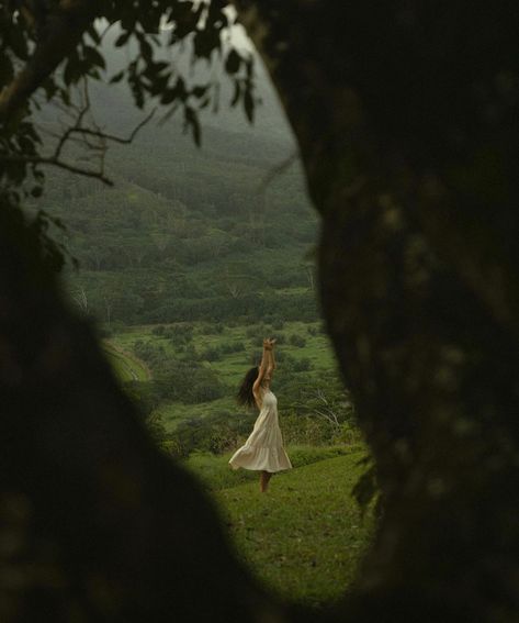 Rural Photoshoot, Photoshoot Ideas Forest, Spiritual Forest, Dance Aesthetic, Nature Photoshoot, Ethereal Aesthetic, Fotografi Vintage, Dreamy Photography, Photographie Inspo