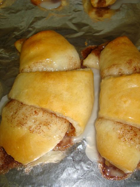 Cinnamon Roll Crescents - These are so awesome and easy! Cressant Rolls, Cinn Rolls, Crescent Recipes, Crescent Roll, Easy Cinnamon, Monkey Bread, Think Food, Crescent Rolls, Yummy Sweets