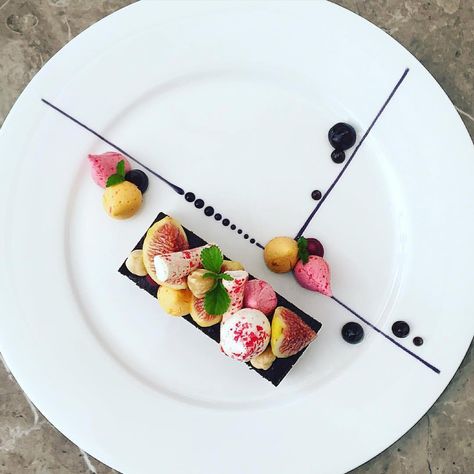 See this Instagram photo by @chefsplateform •                                                                                                                                                                                 More Gastronomische Desserts, Weight Watcher Desserts, Gourmet Food Plating, Food Plating Techniques, Chefs Plate, Dessert Presentation, Decorações Com Comidas, Whiter Teeth, Dessert Plating