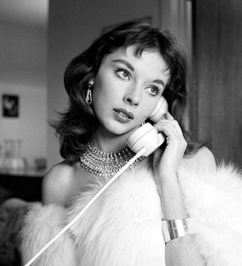 Vikki Dougan, 1950s Aesthetic, Hollywood Aesthetic, Jessica Rabbit, On The Phone, Old Hollywood Glamour, Vintage Glamour, White Photo, Vintage Hollywood