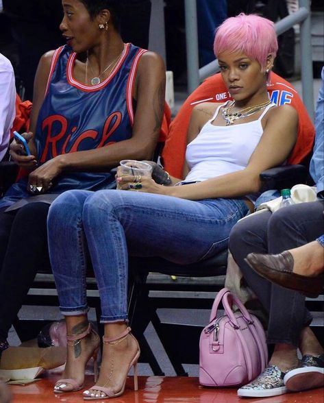 Rihanna Pixie Cut, 2014 Rihanna, Pink Pixie Cut, Rihanna Pixie, Rihanna 2000's, Rihanna Pink, Girls Pixie Cut, Basketball Game Outfit Women, Rihanna Short Hair