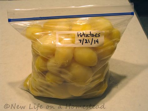 Here's an easy way to freeze potatoes to save for cooking at your convenience! You can also freeze leftover cooked potatoes. Here's how... Freeze Potatoes, Freezing Potatoes, Cooked Potatoes, Freezing Vegetables, Freezing Fruit, Frozen Potatoes, Crock Pot Freezer, Freezer Meal Prep, Frozen Veggies