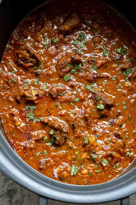 Made with curry powder, coconut milk, and tomatoes, this Indian-style slow cooker beef curry is full of flavor while being easy to make. Curry With Tomatoes, Slow Cooker Pork Curry, Slow Cooker Beef Curry Recipes, Slow Cooker Indian Recipes, Beef Korma, Kay Nutrition, Slow Cooker Beef Curry, Konkani Recipes, Light Eating