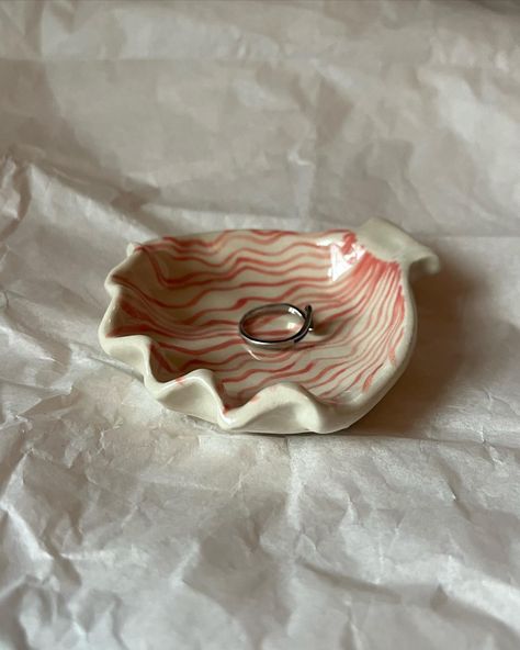 Seashell trinket dish!! I think this one is so cute:) will be available on my Etsy! Rings And Necklaces, Dish Ideas, Sage Smudge, Tile Crafts, Cute Baking, Clay Crafts Air Dry, Pottery Crafts, Ceramics Ideas Pottery, Seashell Crafts