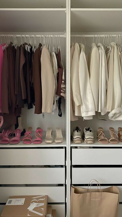 Closet Cute Aesthetic, Closet Full Of Clothes Aesthetic, Cute Wardrobe Closet, Aesthetic Closet Ideas, Korean Closet, Aesthetic Wardrobe Closet, Closet Minimalista, Apartment Closet, Clothes Room