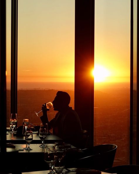 71Above Restaurant | SkyLounge on Instagram: “Golden hour magic ✨ . . . . . . #71Above #71Sunsets #downtownlosangeles #DTLA_ever4yday #lostinLA #losangeles #discoverLA #downtownLA…” Views Sunset, Sunset Restaurant, Restaurant Photos, Sunset City, Outdoor Restaurant, Downtown Los Angeles, Rooftop Bar, When I Grow Up, Holiday Inn