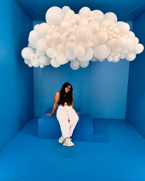 Álbum: balloon museum☁️🎈 Balloon Poses Picture Ideas, Ballon Museum, Balloon Museum, Selfie Museum, Stand Feria, Picture Poses, Photoshoot Ideas, Picture Ideas, The Dreamers