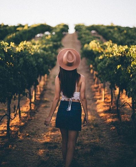 Evening strolls // Photo by @zrbphotos #lumoidit Winery Outfit Summer, Vineyard Outfit, Vineyard Photography, Wine Tasting Outfit, Wineries Outfit, Wine Photography, Jolie Photo, Foto Pose, Mendoza