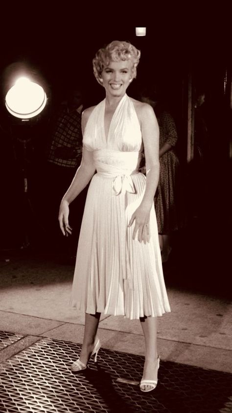 Marlyn Monro Outfit, Merilin Monroe Dresses, Marilyn Monroe Most Iconic Outfits, Merilin Monroe Outfits, Marilyn White Dress, Marilyn Monroe Iconic Looks, Marylin Monroe 1950s Fashion, Marlin Monroe Costumes, Marilyn Monroe Full Body Pictures