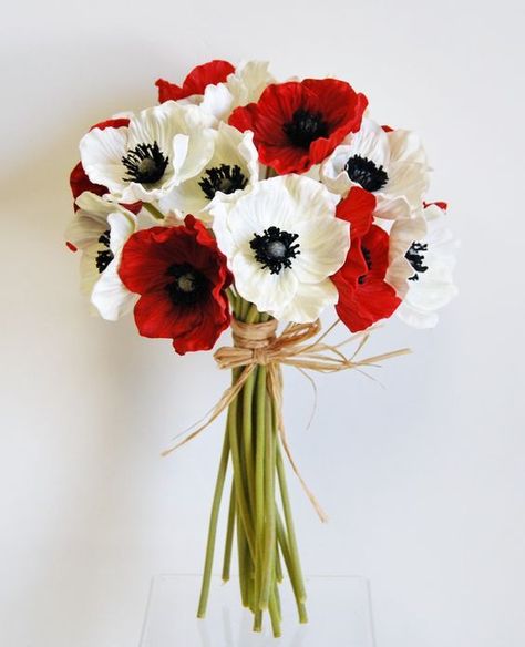 16 Stunning Summer Wedding Flowers---red and white poppy  wedding bouquets with twine for country weddings or garden weddings Pretty Wedding Bouquet, Bouquet Champetre, Bridesmaid Bouquet White, Poppy Bouquet, Spring Wedding Bouquets, Sunflower Wedding Bouquet, Red Bouquet Wedding, Summer Wedding Bouquets, Red Wedding Flowers