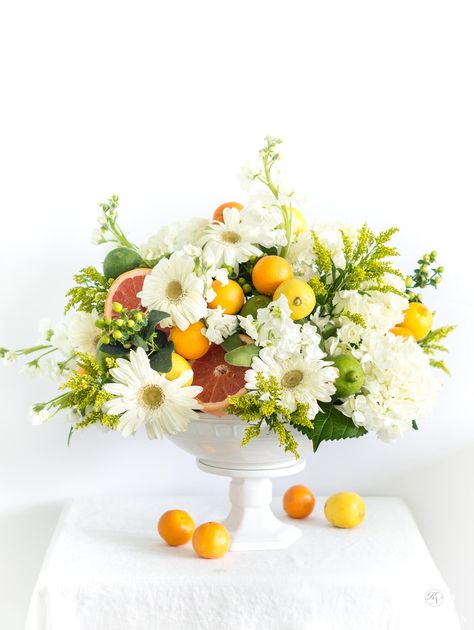 How to create an easy citrus fruit and flower arrangement centerpiece / #flowers #centerpiece Spring Flower Arrangements Centerpieces, Fruit Centerpieces, Spring Flower Arrangements, Fruit Arrangements, Fruit Flowers, Thanksgiving Traditions, Flowers Arrangements, Trendy Flowers, Beautiful Flower Arrangements