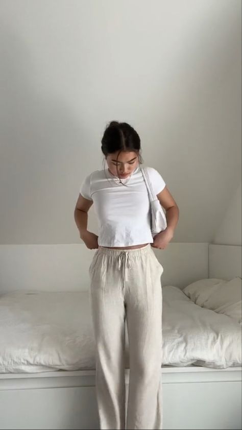 Modest Outfits Large Chest, Flowy Pants Outfit, Linen Pants Outfit Summer, Surfergirl Style, Vintage Summer Outfits, Linen Pants Outfit, Summer Pants Outfits, Outfits Modest, 여름 스타일