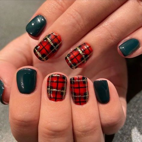 Diy Plaid Nails, Trendy Summer Nails 2023, Christmas Nails Simple, Christmas Nails Designs, Plaid Nail Designs, Plaid Nail Art, Nail Art Simple, Plaid Nails, Christmas Nails Easy