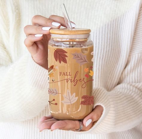 Sip in style this fall with our versatile Fall Glass Tumbler, perfect for enjoying your favorite iced coffee or beer in a festive way. This unique glass coffee cup doubles as a beer can glass cup, making it an ideal gift for her during the autumn season. Embrace the Autumn spirit with a touch of elegance using this frosted glass cup, adorned with fall and pumpkin motifs. Whether you're brewing a seasonal pumpkin coffee or your go-to iced beverage, our Libbey glass can is the must-have accessory Fall Tumbler Designs, Fall Beer Can Cups, Fall Glass Cup Designs, Coffee Glass Design, Fall Glass Cups, Fall Cups, Beer Can Glass Cup, Autumn Cup, Fall Beers