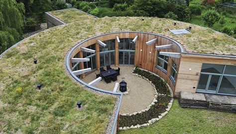 Circular House, Casa Do Hobbit, Prefab Outdoor Kitchen, Underground Home, Prefab Shipping Container Homes, Underground Bunkers, Winter House Exterior, Round House Plans, Earth Sheltered Homes