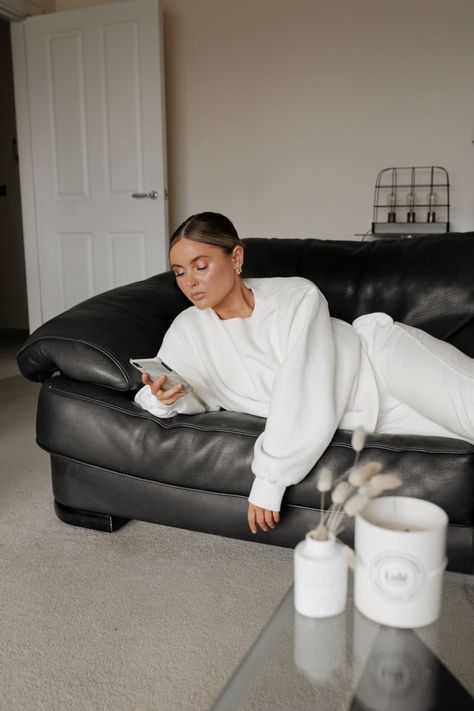 Loungewear Aesthetic Photoshoot, Lounge Wear Photoshoot Ideas, Loungewear Photoshoot Ideas, Lounge Wear Photoshoot, Chic Loungewear Outfits, Couch Poses, Loungewear Photoshoot, Aesthetic Loungewear, Luxurious Loungewear