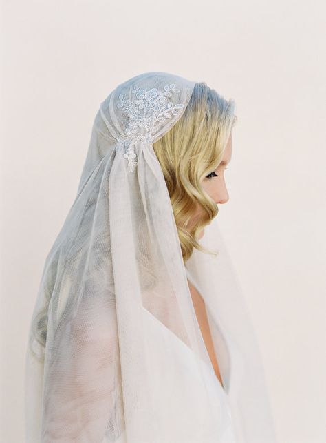 il_570xN.706876476_khen Wedding Veils Headpieces, Juliet Cap Veil, Boho Veils, Juliet Cap, Cap Veil, Veil Headpiece, 1920s Wedding, Wedding Hairstyles With Veil, Veil Hairstyles