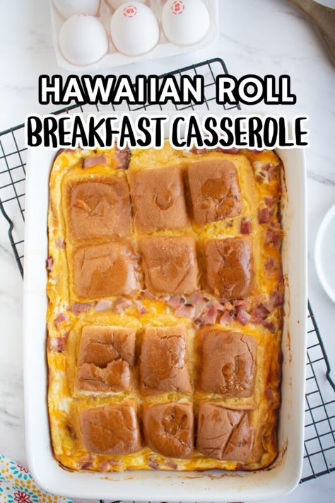 Hawaiian Roll Breakfast Casserole, Fall Brunch Ideas, Hawaiian Roll Breakfast, Recipes With Hawaiian Rolls, Hawaiian Breakfast, Brunch Sandwich, Autumn Breakfast, Christmas Breakfast Casserole, Delicious Breakfast Casserole