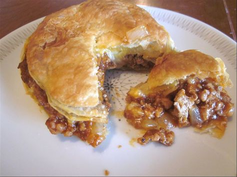 My husband is from New Zealand. In all the corner shops & little bakeries, they sell all kinds of individual pie - there are meat pies, cheese pies, meat & cheese pies. They are so good! Ob... New Zealand Meat Pie, New Zealand Meat Pie Recipe, Kiwi Pie, Individual Pie, New Zealand Cuisine, Meat Pie Recipe, Savoury Pies, Beef Pies, Pies Recipes