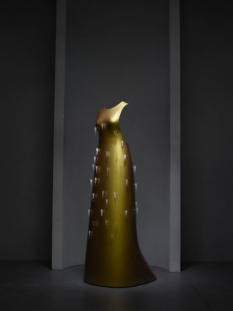 Hussein Chalayan (British, born Cyprus, 1970). "Kaikoku" floating dress, autumn/winter 2011–12. Courtesy of Swarovski | Photo © Nicholas Alan Cope. #ManusxMachina #CostumeInstitute Floating Dress, High Tech Fashion, Manus X Machina, Hussein Chalayan, Met Ball, Iris Van Herpen, Costume Institute, Tech Fashion, Art Textile