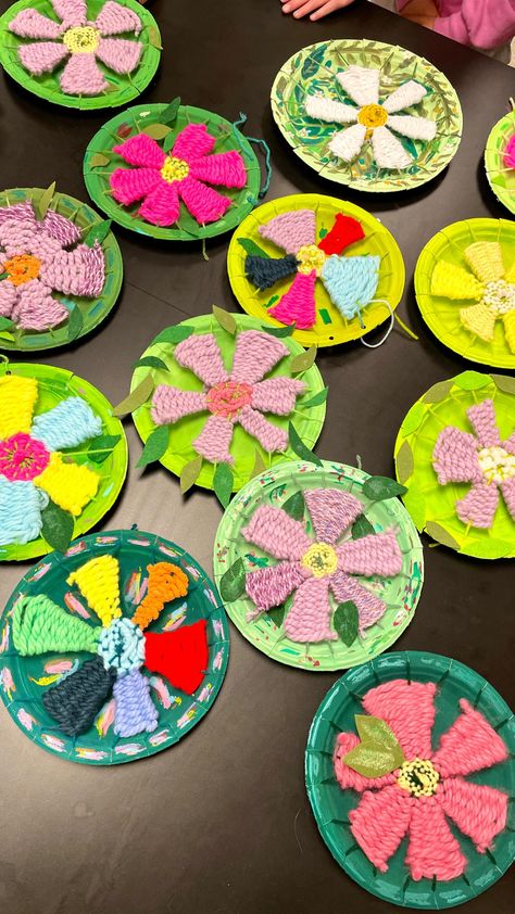 Instagram Paper Plate Flower Weaving, Birthday Party Art Projects, Pom Pom Art For Kids, Weaving Art Projects For Kids, Fun Friday Art Activities, Weaving Elementary Art, Weaving Loom Ideas, Paper Chain Art, Art Club Ideas Elementary