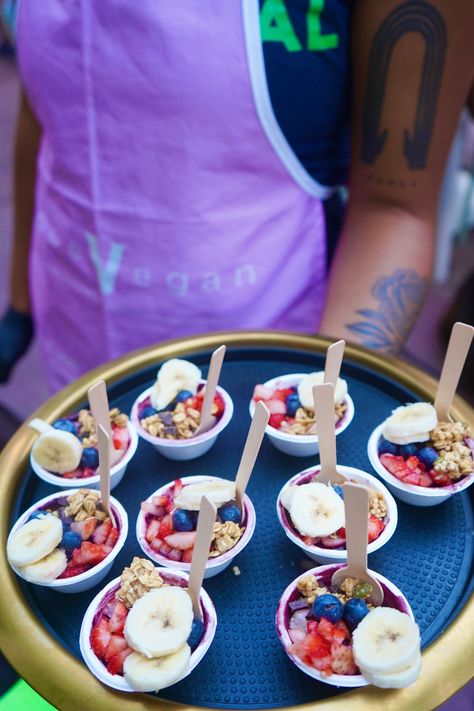 Smoothie Bowl Party, Mini Acai Bowls, Acai Bowl Party, Acai Bar Party, Acai Bowl Bar Party, Acai Bowl Business, Diy Acai Bowl, Acai Bar, Fruits Salad