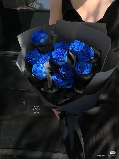 Blue Roses Bouquet Aesthetic, Blue Roses Aesthetic, Blue Rose Aesthetic, Black And Blue Flowers, Blue Roses Bouquet, Blue Flower Bouquet, Pretty Blue Flowers, Roses Bouquet Gift, Blue Flowers Bouquet