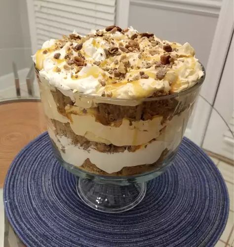 Carrot Cake Trifle, Cake Trifle, Pumpkin Trifle, Jar Desserts, Desert Ideas, Easy Gluten Free Desserts, Trifle Dish, Chocolate Trifle, Trifle Desserts