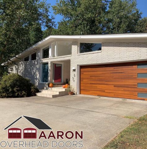 #MIDCENTURYMODERNGARAGEDOOR #AaronOverheadDoors Mid Century Modern Garage, Modern Garage Door, Mid Century Modern House Exterior, Faux Wood Garage Door, Contemporary Garage Doors, Wood Garage, Mid Century Modern Exterior, Modern Garage Doors, Steel Garage Doors