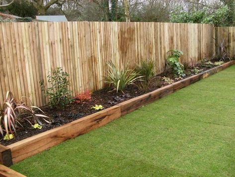 Simple Wood Garden Bed Edging #garden #gardenbed #edging #decorhomeideas Wooden Garden Edging, Reka Bentuk Landskap, Wood Garden Beds, Sleepers In Garden, Diy Garden Bed, Jardim Diy, Edging Ideas, Landscape Edging, Landscape Designs