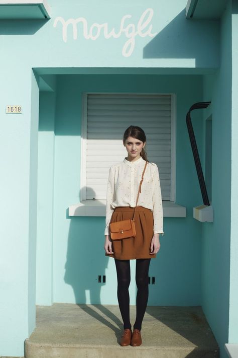 black tights, brown high waisted skirt and tucked in white button up shirt Oxford Shoes Outfit Winter, Winter Editorial, Oxfords Outfit, Mode Pop, Brogues Style, Oxford Shoes Outfit, Brown Skirt, Woman Clothes, 50s Style