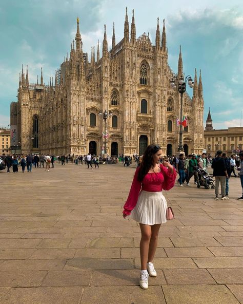 Spring/Summer Outfit idea and posing inspo | Duomo di Milano White Pleated Tennis Skirt Outfit, Pleated Tennis Skirt Outfit, Outfit Milano, Outfit Ideas Skirt, White Pleated Tennis Skirt, Tennis Skirt Outfit, White Tennis Skirt, Milano Fashion, Pleated Tennis Skirt