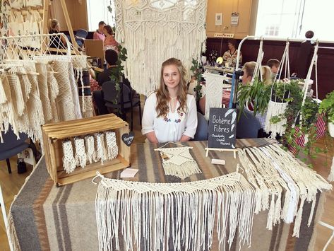 Craft Market Stall Ideas, Macrame Business, Craft Fair Ideas, Booth Display Ideas Diy, Craft Stall Display, Craft Fair Table, Market Stall Display, Time Craft, Craft Fair Booth Display