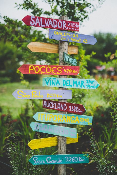 wedding signage. Colourful Chilean and Brazilian Backyard Wedding Chilean Party Decoration, Brazilian Wedding Decorations, Brazilian Party Decorations, Rio Carnival Theme Party, Brazilian Decoration, Chilean Wedding, Brazilian Party, Brazil Party, Cuba Wedding