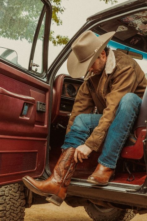 Cowboy Guy Aesthetic, Ranch Outfit Men, 70s Cowboy Aesthetic Men, Western Men Photoshoot, Mens Vintage Western Style, Country Photoshoot Men, Men’s Cowboy Hats, Farmer Man Aesthetic, Montana Cowboy Aesthetic