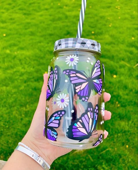 Butterfly Bottle Painting, Butterfly Cricut, Cricut Cups, Birthday Stuff, Painted Jars, Butterfly Theme, Reusable Bottle, Butterfly Painting, Water Bottle Design