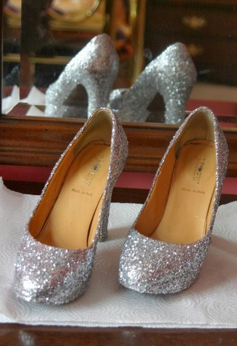 Freckled Italian: How To: DIY Glitter Pumps Diy Sparkle Shoes, Diy Glitter Tennis Shoes, Diy Glitter Boots, How To Make Glitter Shoes, Modge Podge Glitter Shoes, Diy Glitter Shoes, Silver Slippers, Glitter Outfit, Shoe Refashion