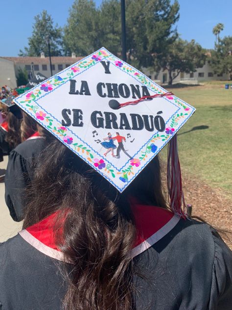 Spanish Graduation Cap Ideas Funny, College Graduation Cap Decoration Latina, Funny Mexican Graduation Caps, Mexican Graduation Cap Designs, Cap Ideas For Graduation Mexican, Cap Decoration Graduation Mexican, Senior Picture Ideas Mexican, Mexican Graduation Pictures, Mexican Cap Decoration Graduation