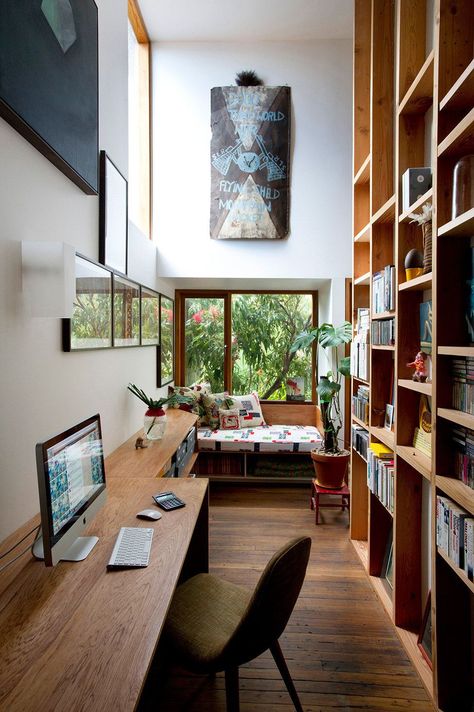 The interior design of your home office is important - you need to create an enjoyable and productive environment. Furniture, ergonomics, colour scheme - these are the things you need to think about. Sydney House, Double Height, Decor Ikea, Hus Inspiration, Design Del Prodotto, Eclectic Design, Home Library, Office Inspiration, Home Office Design